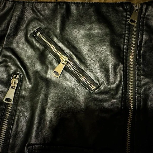 Black Leather Skirt with Zipper Details and hat - Picture 3 of 7